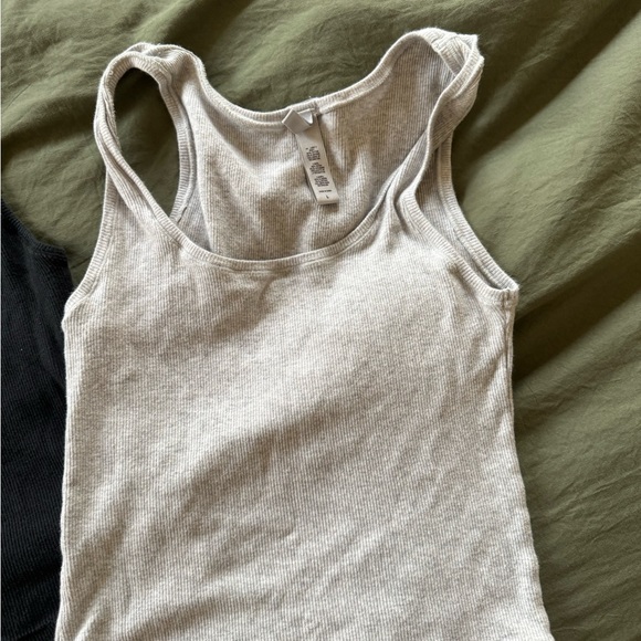 Skims Tank Tops - Picture 4 of 5